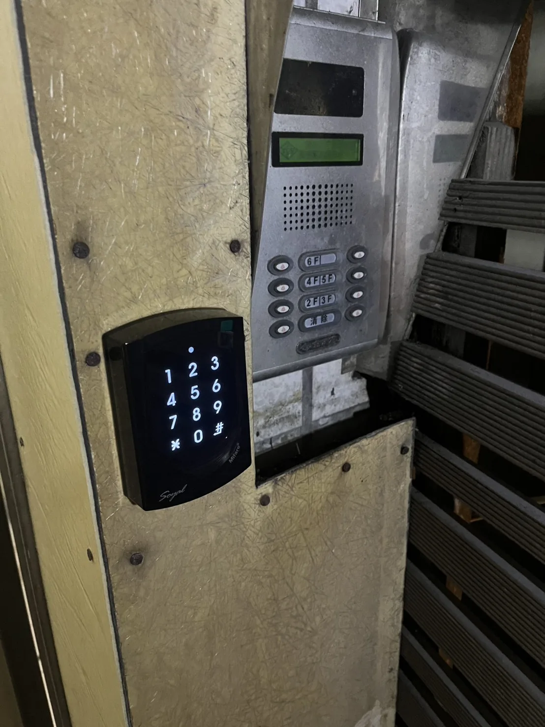 蘆竹公寓門禁讀卡機安裝，支援磁扣感應與密碼開門